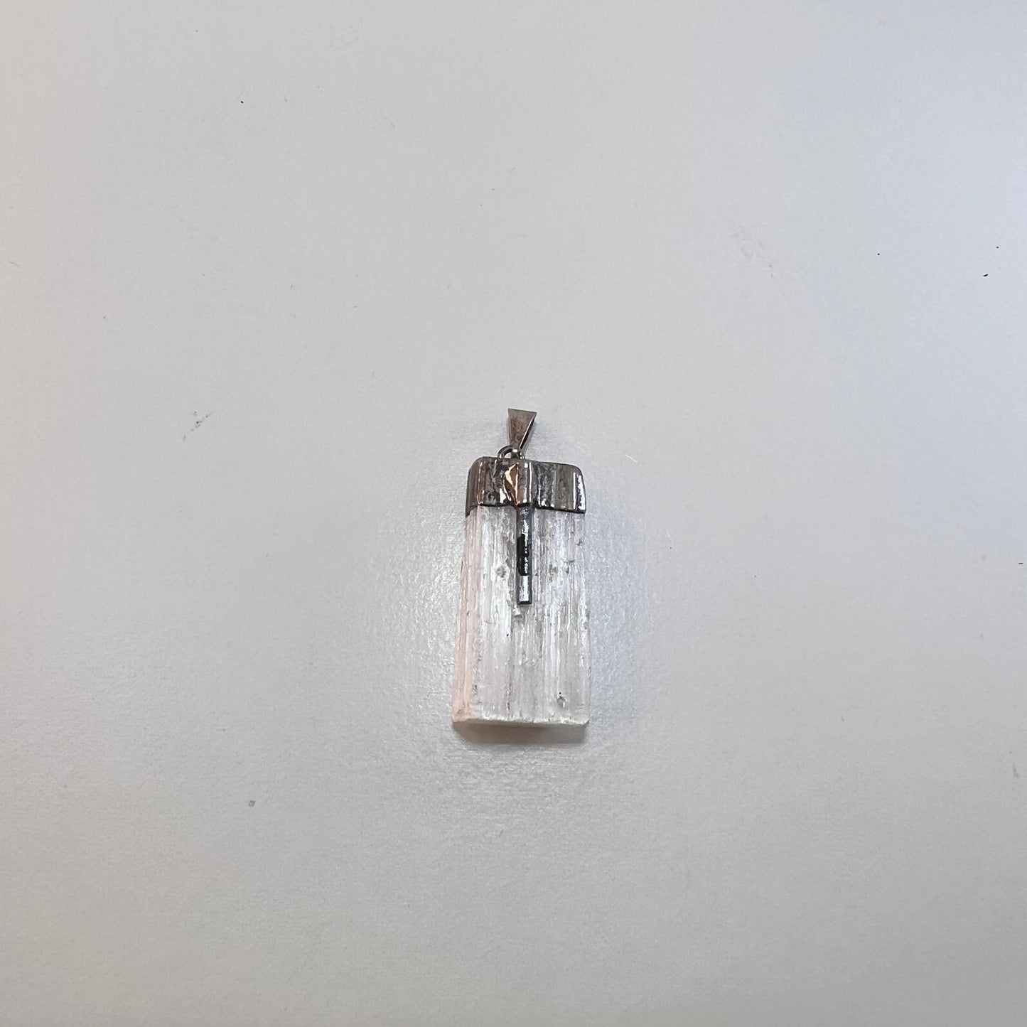 Colgante - Selenita con Turmalina