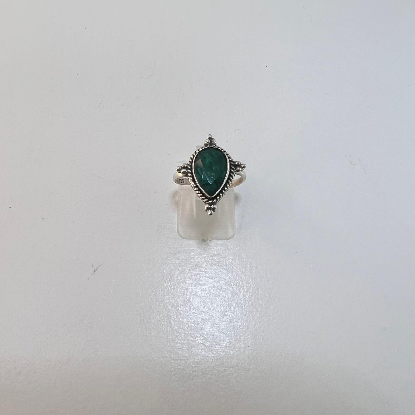 Plata - Anillo Ajustable con Piedra Esmeralda