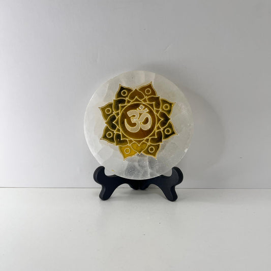 Selenita - Placa de Selenita de Flor + Símbolo Om Dorado