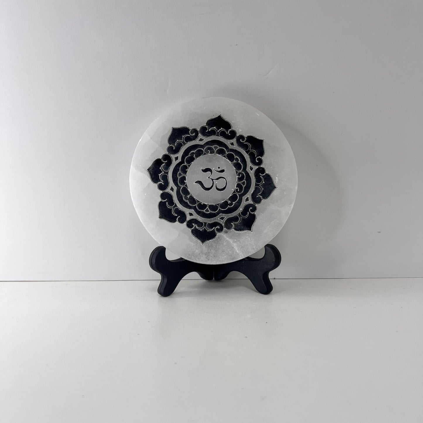 Selenita - Placa de Selenita de Flor + Símbolo Om Negro