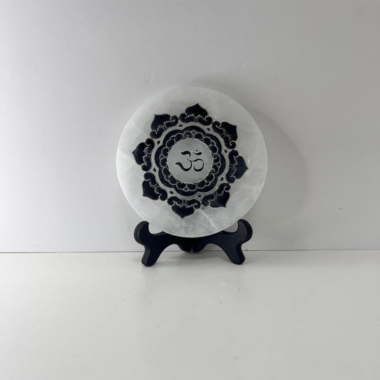 Selenita - Placa de Selenita de Flor + Símbolo Om Negro