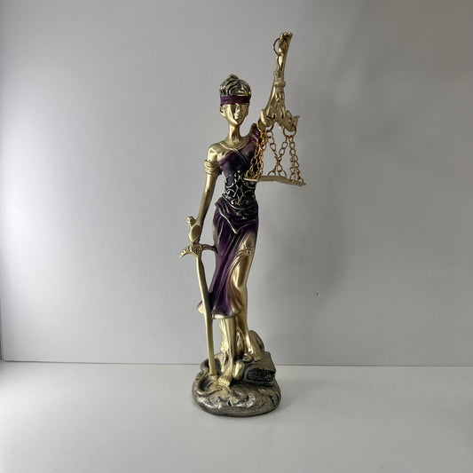 Figura - Diosa de la Justicia con Detalles Morados