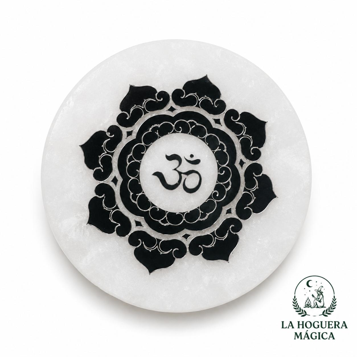 Sélénite - Plaque de sélénite Fleur + Symbole Om Noir